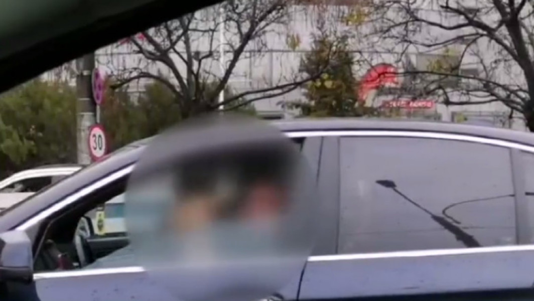 Scene revoltătoare în Capitală: un bărbat a condus cu un copil mic în brațe