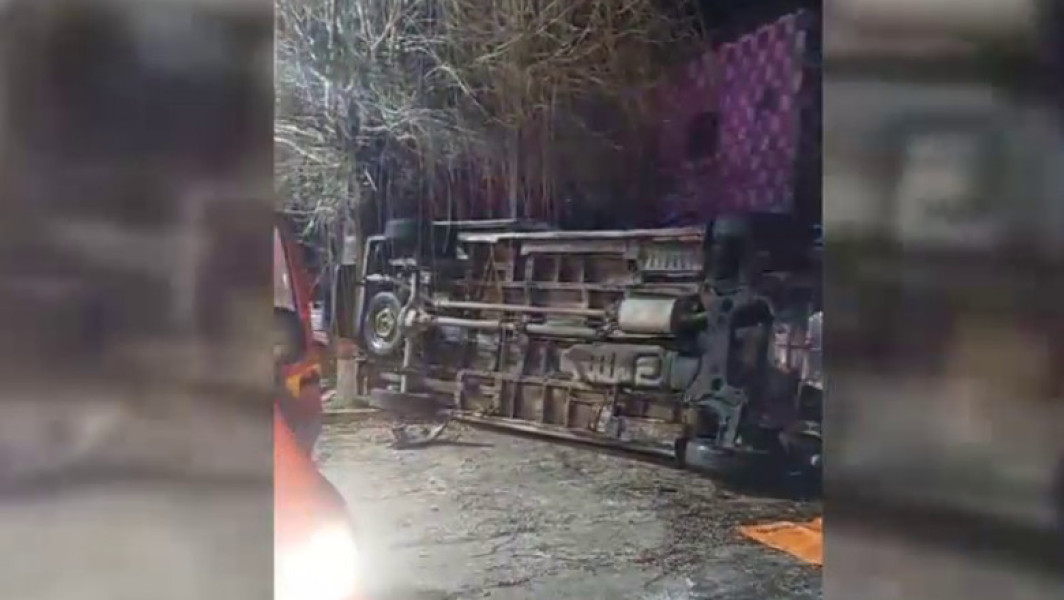 Ambulanță răsturnată în Argeș cu doi pacienți și trei răniți