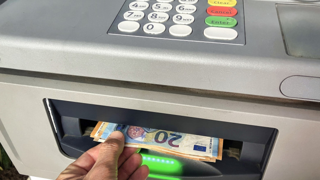 Barbat din Bistrita-Nasaud cercetat penal pentru furt de bani din bancomat