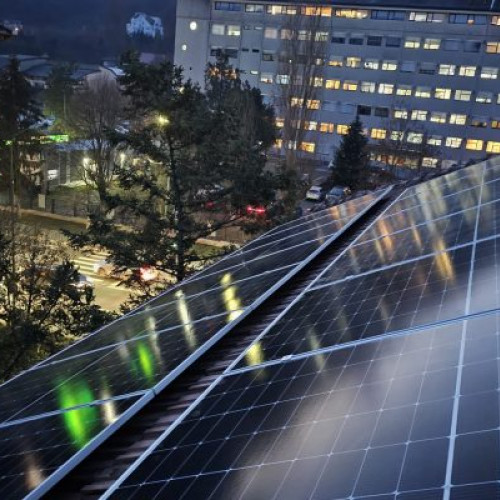 Panourile Fotovoltaice de pe Clădiri Publice din Râmnic Produc Energie Verde