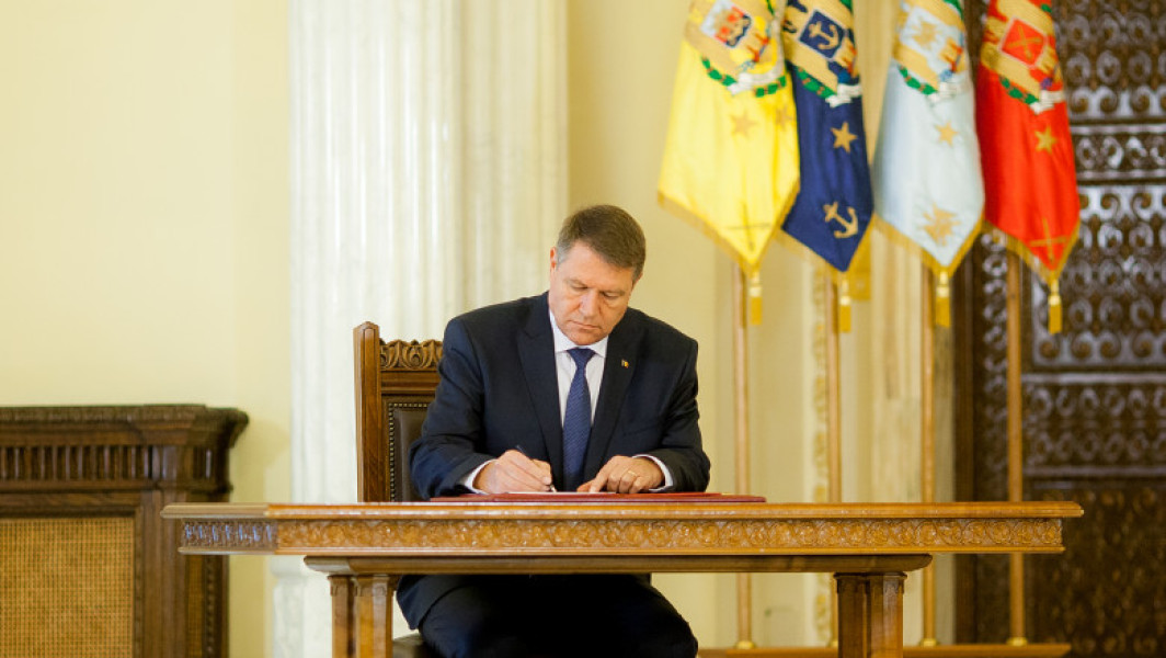 Klaus Iohannis numește un ambasador și eliberează doi magistrați din funcție