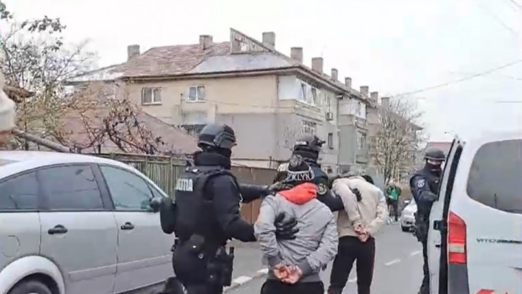 Trei tineri arestați pentru furtul unui pistol de la un fost ofițer SRI.