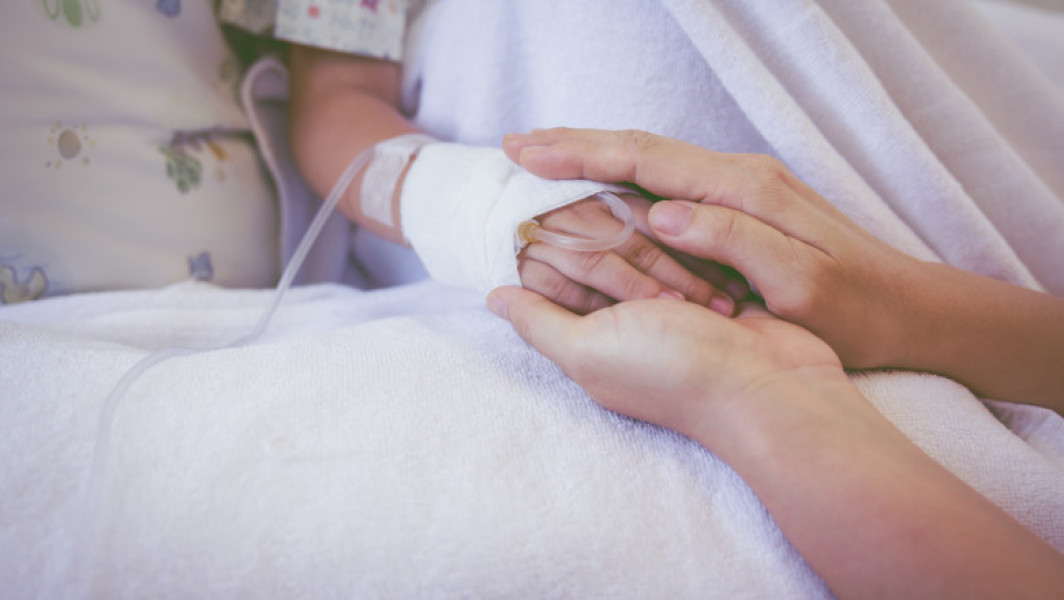 Fetiţă de 3 ani, salvată de mama adoptivă prin donare de ficat