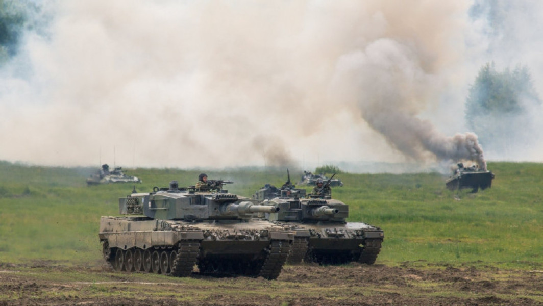 Țara din NATO, vecină cu Rusia, intenționează să achiziționeze tancuri Leopard 2 din Germania