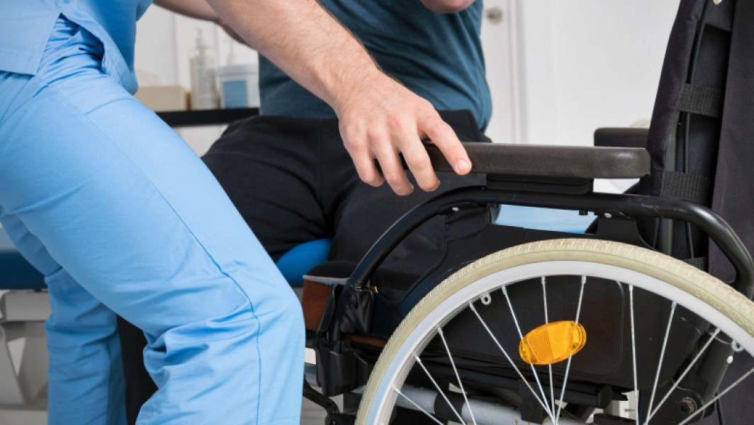 Măsuri pentru sporirea indemnizațiilor persoanelor cu handicap, anunțate de Ciolacu
