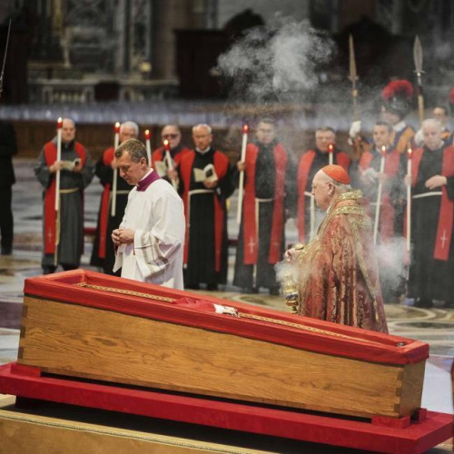 Ușile Bazilicii au rămas deschise pentru a aduce omagiu Papei Francisc