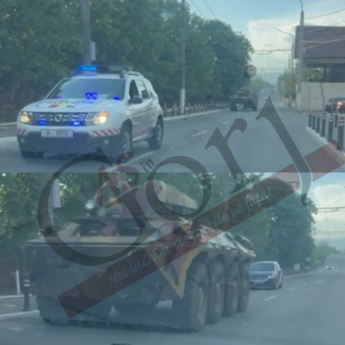 Vehicul blindat militar circulă pe străzile din Târgu Jiu