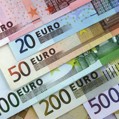 Leul se depreciază față de euro și dolar, dar se apreciază față de francul elvețian