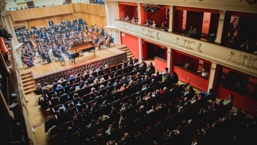Filarmonica din Sibiu: Angajații protestează în urma exploaterii din partea conducerii instituției