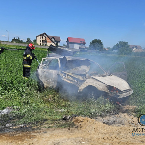 Incendiu la un autoturism în comuna Obarsia de Camp