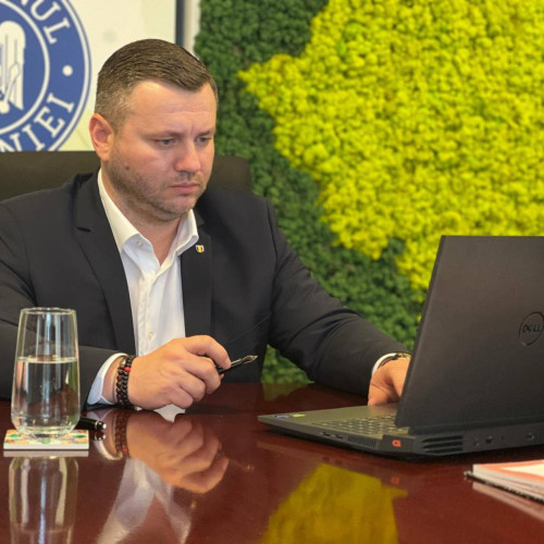 Sesiunea de înscriere în Programul Rabla Auto 2025 pentru persoanele juridice s-a deschis recent și a atras un interes deosebit din partea companiilor. Potrivit site-ului damboviteanul.com, fondurile pentru autovehiculele cu propulsie termică și hibrid clasic au fost epuizate în doar două ore, semnalând dorința acerbă de modernizare a flotelor auto și implicarea sectorului privat în tranziția ecologică.