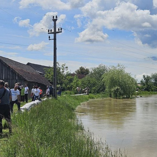 Inundațiile din județul Covasna cauzează daune grave în mai multe localități, precum Borosneu Mare, Bacel și Chichis, informează covasnamedia.ro. Potrivit autorităților, deși cotele paraului Zagon din Borosneu Mare sunt în stabilizare, apa a pătruns în gospodării, afectând până joi seara peste 120 de case.