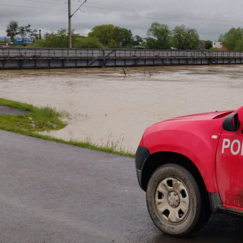 Situatia din zonele afectate de inundatii din Covasna continua sa fie monitorizata atent, conform site-ului covasnamedia.ro. Potrivit unui bilant transmis ieri, 120 de case din Borosneu Mare au fost afectate de ape, iar situatia este in continua schimbare.