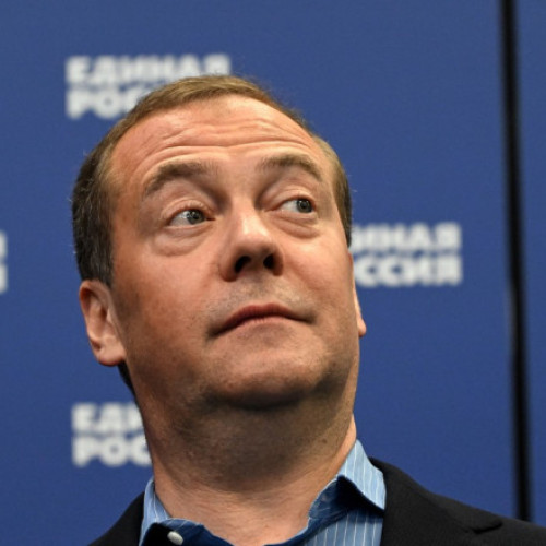 Dmitri Medvedev, vicepreședintele Consiliului de Securitate al Rusiei, a făcut o glumă pe rețeaua socială X, citată de digi24.ro, în care s-a oferit să ajute la rezolvarea conflictului dintre Donald Trump și Elon Musk. Potrivit acestuia, ar fi gata să faciliteze un acord de pace între cei doi, propunând drept plată acțiuni la compania lui Musk, Starlink, care a furnizat Ucrainei acces vital la internet în timpul conflictului. Medvedev a adăugat sarcastic: „Suntem gata să facilităm un acord de pace între D (Donald Trump) și E (Elon Musk) pentru o taxă rezonabilă și acceptăm acțiuni Starlink ca plată. Nu vă certați, băieți!” și a încheiat cu un emoticon ce mimează groaza.