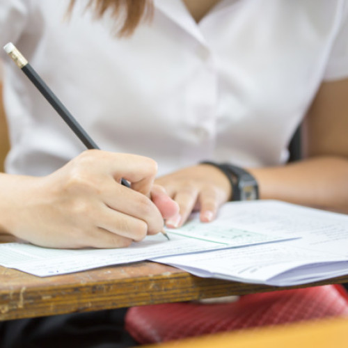 Calendarul examenului național de bacalaureat 2025, aprobat de Ministerul Educației și Cercetării, prevede că prima probă scrisă va avea loc marți, 10 iunie, și va fi la limba și literatura română. Potrivit digi24.ro, evaluările se vor desfășura până pe 13 iunie, cu probe precum limba maternă, proba obligatorie a profilului și cea la alegere a profilului și specializării.