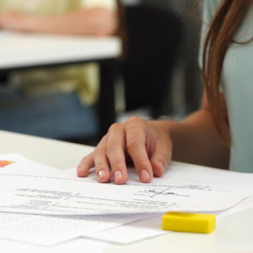 Elevii de clasa a VIII-a pot începe înscrierea pentru evaluarea națională 2025 în perioada 10 - 13 iunie, conform unui calendar aprobat de Ministerul Educației, notează digi24.ro. Probele scrise vor avea loc începând cu data de 23 iunie, iar anul acesta, structura examenelor a fost modificată, astfel încât elevii beneficiază de o zi liberă între teste.