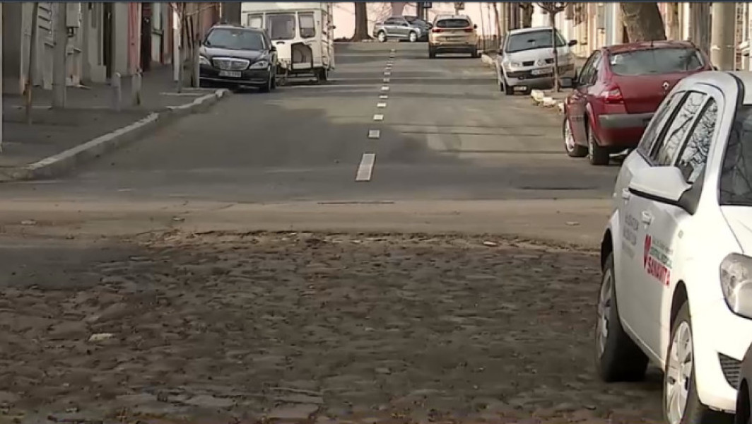 Stradă asfaltată doar pe jumătate. Locuitorii sunt revoltați și dau vina pe un vecin influent