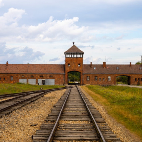 Muzeul Auschwitz atrage atenția asupra unui conținut fals, generat cu inteligența artificială, care circulă pe Internet