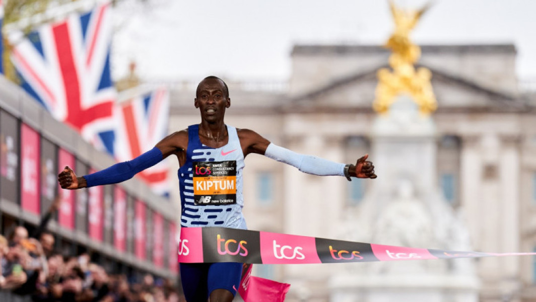 Tragedie în Kenya: Atletul Kelvin Kiptum, recordist mondial la maraton, decedat într-un accident rutier la doar 24 de ani