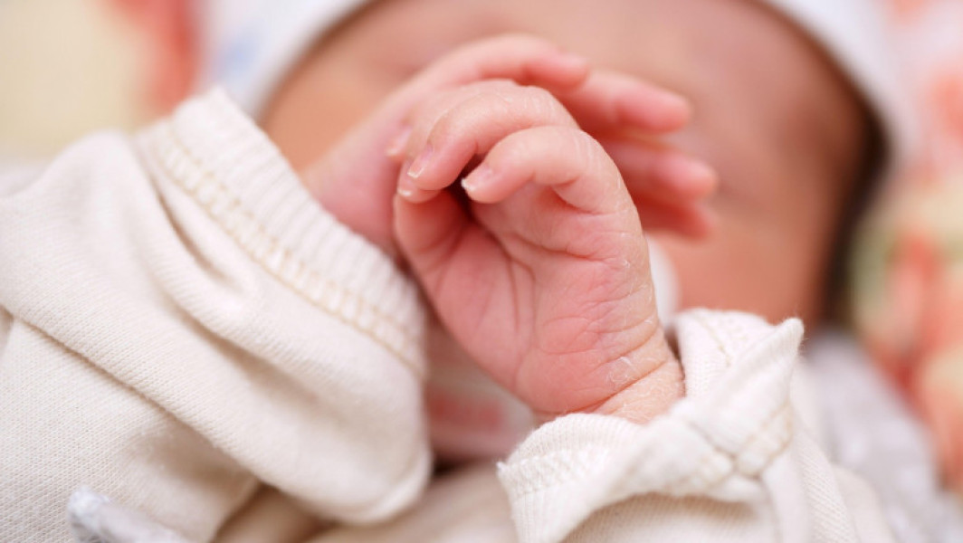 Anchetă la Maternitatea Ploieşti, mamă externată cu alt copil