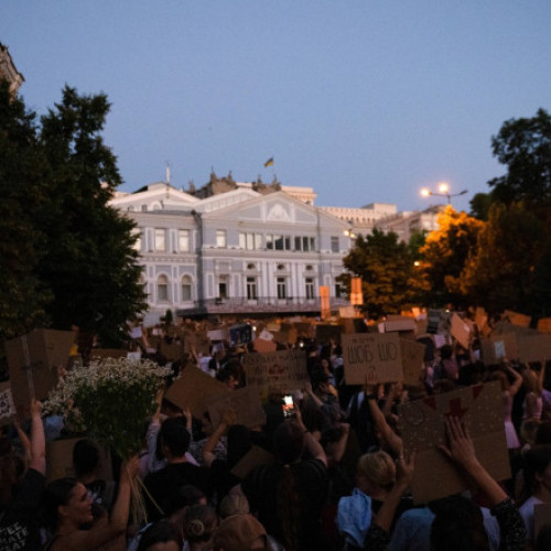 Mii de tineri au ieșit să protesteze în Kiev în ultimele zile în fața biroului lui Zelenski. „Avem nevoie de corectitudine”