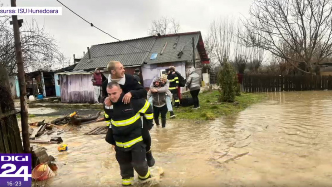Tineri Salvați de Pompieri din Apa în Inundații: "Nu Voiau să și Ude Papucii?