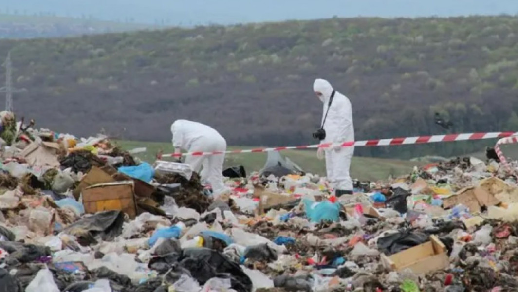 Cadavrul unui nou-născut, găsit înghesuit printre gunoaie la rampa de deșeuri din Dezmir, Cluj. Descoperire șocantă făcută de angajații care sortează gunoaiele, poliția deschide o anchetă. Mama și soarta bebelușului sunt sub semnul întrebării.