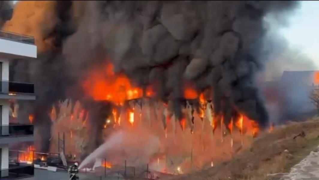 Puternic Incendiu la Depozit Între Blocuri în Cluj, Emis Mesaj RO-ALERT pentru Populație