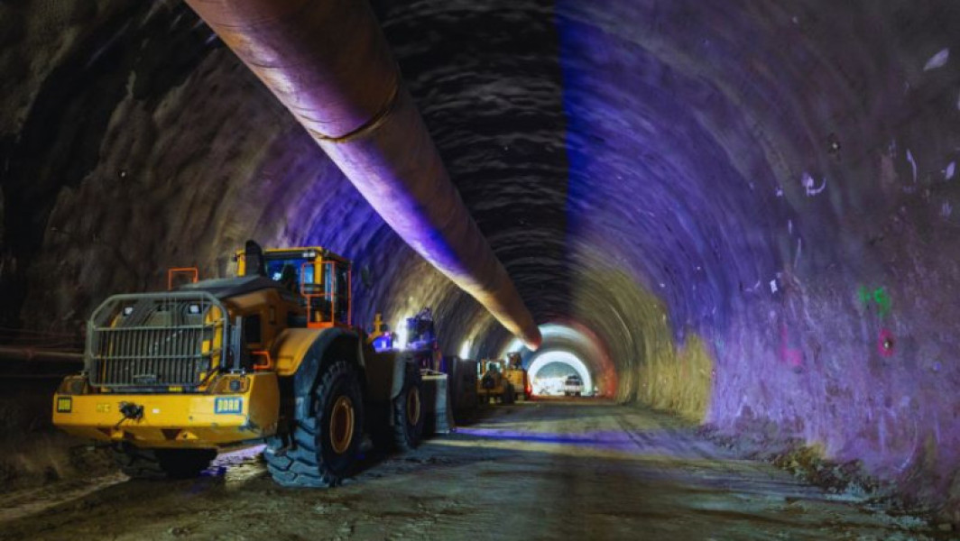 Preliminary: "Primul tunel de pe Autostrada României săpat peste jumătate"; 
"Excavații în curs pentru primul tunel de pe Autostrada Sibiu-Pitești
