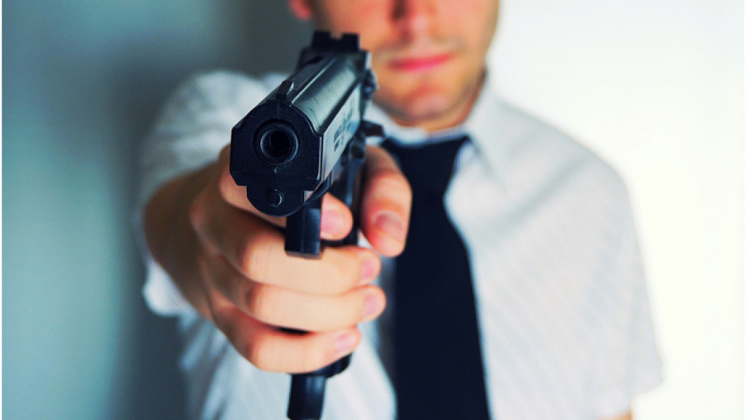 Tânăr amendat pentru înspăimântarea locuitorilor orașului cu un pistol de jucărie. Trecători au sunat la 112