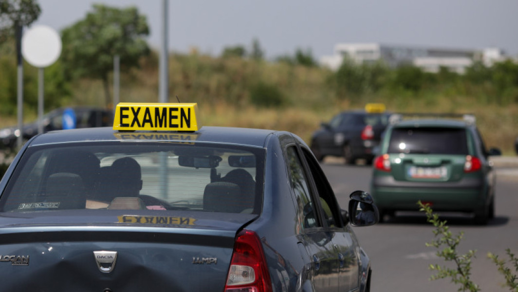 Soferii functionari publici, o amenintare pe drumurile din Romania. Sute de mii de euro colectati de examinatori ca mita pentru permisul auto