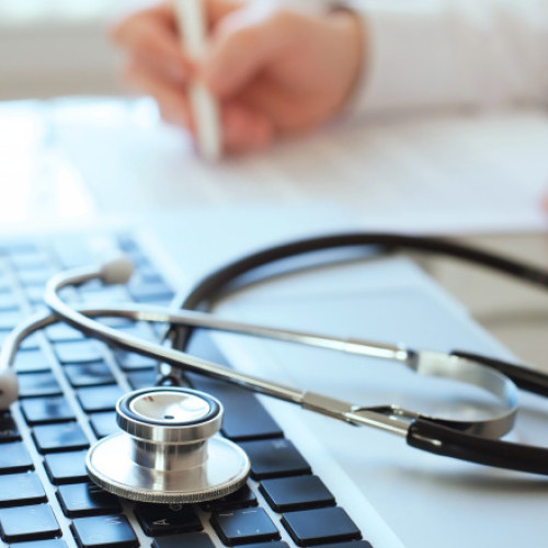 Doctorița pneumolog din Timiș, reținută pentru mită; trei percheziții la Făget