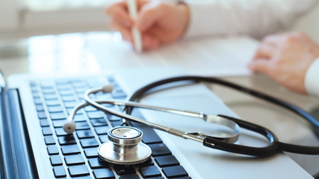 Doctorița pneumolog din Timiș, reținută pentru mită; trei percheziții la Făget
