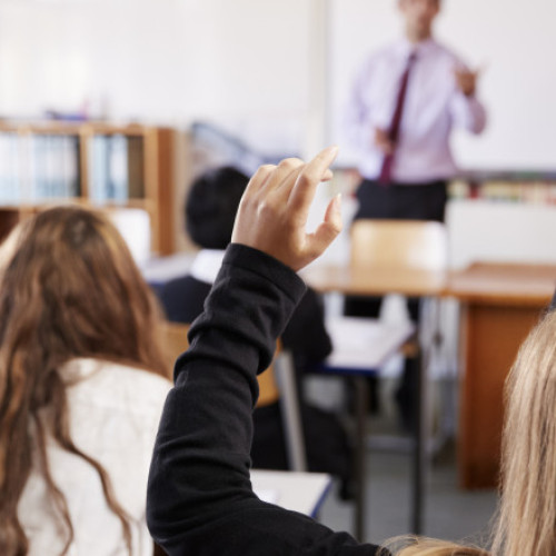 Guvern aprobă metodologia burselor din învățământul preuniversitar de stat