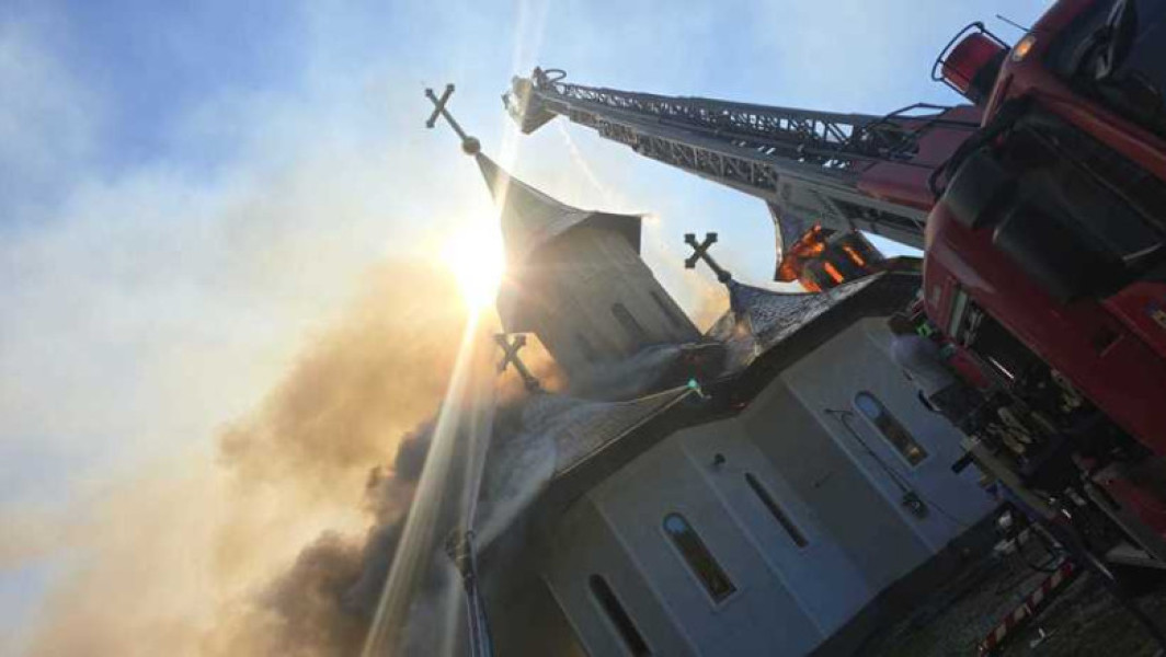 Incendiu la turlele unei biserici din Botuș, Suceava, în curs de localizare