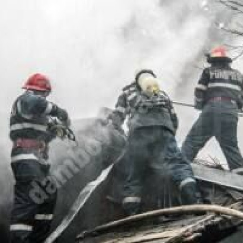 Puternic incendiu în Miculești, Pucioasa: Pompierii au luptat împotriva flăcărilor!