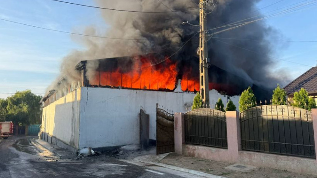 Incendiu într-o hală din Şendreni, județul Galați, în timp ce pompierii intervin