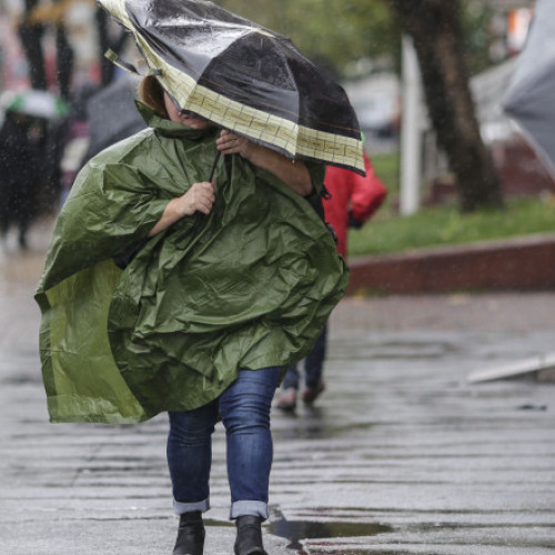 Avertizări nowcasting pentru ploi torențiale și vânt în județe din vestul țării