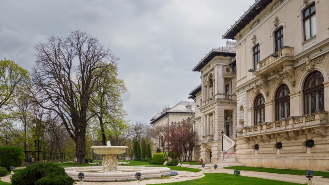 Palatul Cotroceni, iluminat în roşu pentru Ziua Mondială a Conştientizării Duchenne