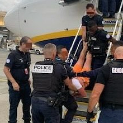 Un avion Ryanair către Spania a fost redirecționat după ce un bărbat beat a încercat să deschidă ușile în zbor. Ce s-a întâmplat