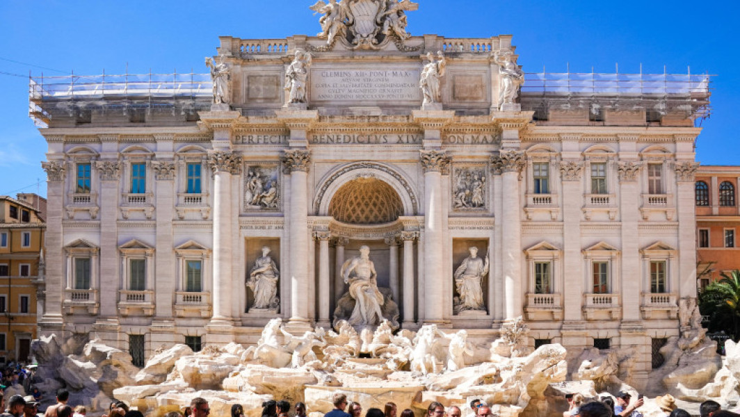 Rețea de cetățeni români destructurată în zona Fontana di Trevi, Roma