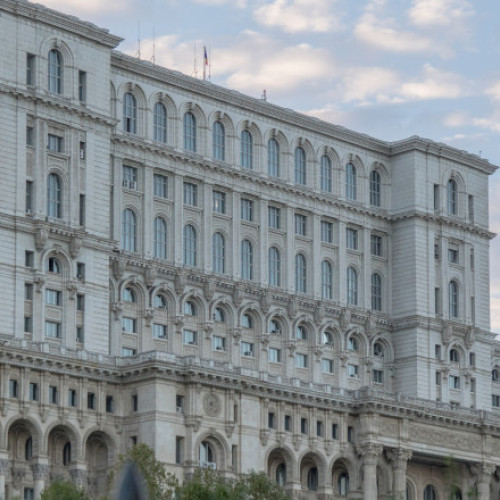 Senatul analizează solicitări privind demontarea antenelor de pe clădirea Parlamentului
