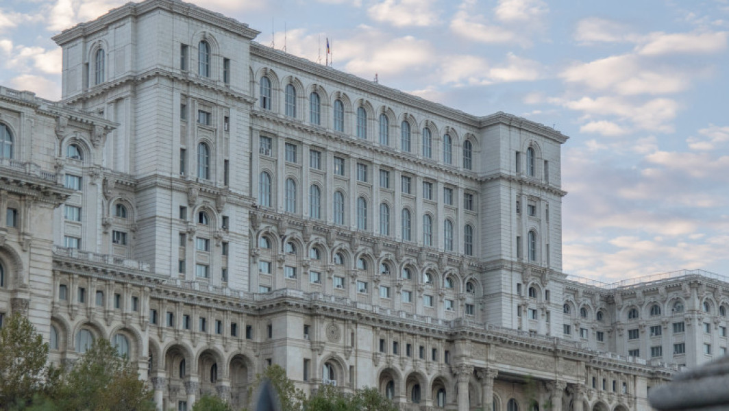 Senatul analizează solicitări privind demontarea antenelor de pe clădirea Parlamentului