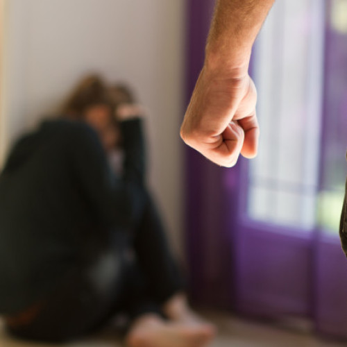Consultare a Justiției privind femicidul în Codul penal: pedepse cu închisoare pe viață sau între 15 și 25 de ani