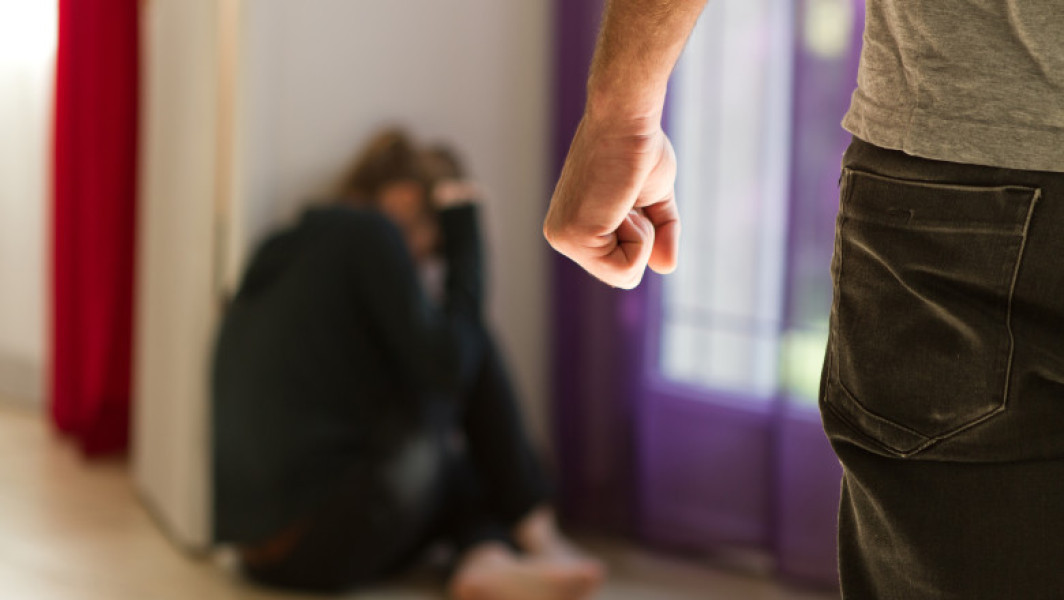 Consultare a Justiției privind femicidul în Codul penal: pedepse cu închisoare pe viață sau între 15 și 25 de ani
