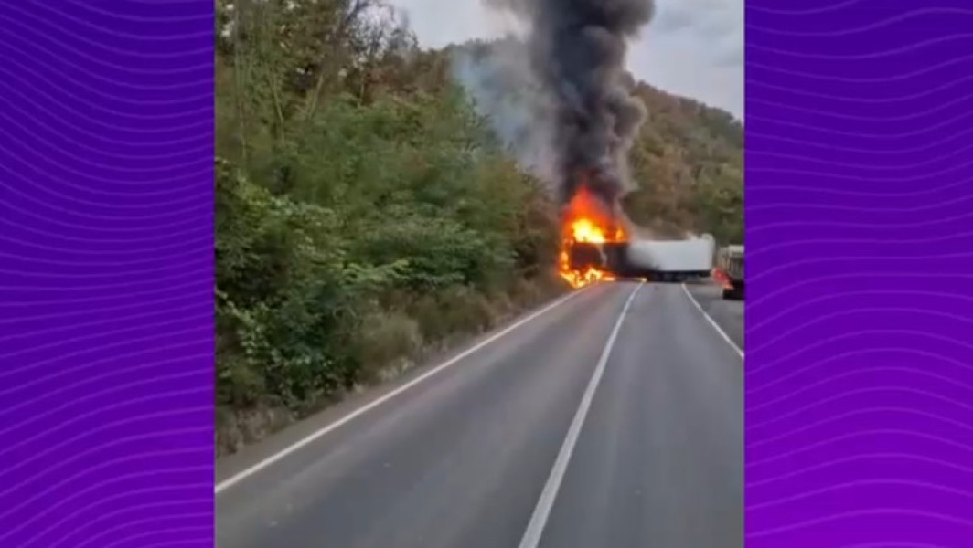 Trafic blocat pe drumul național 7 în județul Arad după ce un tir a lovit un cap de pod și a luat foc