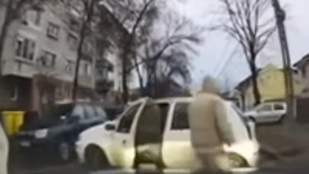 Femeie de 42 de ani care facea scoala de soferi a lovit doua persoane in urma unui accident rutier, lasata singura in masina de instructorul auto.