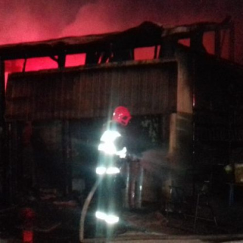 Puternic incendiu la Roșiorii de Vede, în zona Gării de Est: pompierii l-au stins în timp util