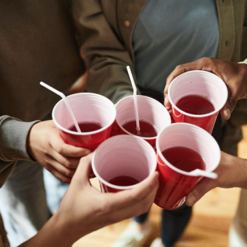 Tinerii europeni consumă tot mai puțin alcool din motive de sănătate și gust