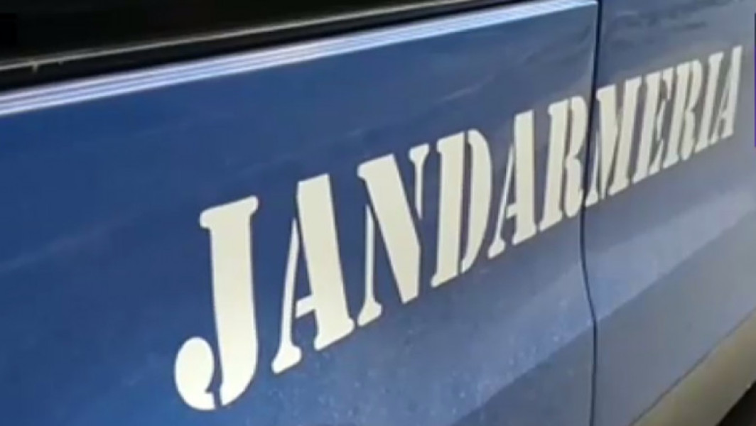 Bărbat prins de jandarmi în centrul Braşovului vânzând droguri. Sesizare la 112.